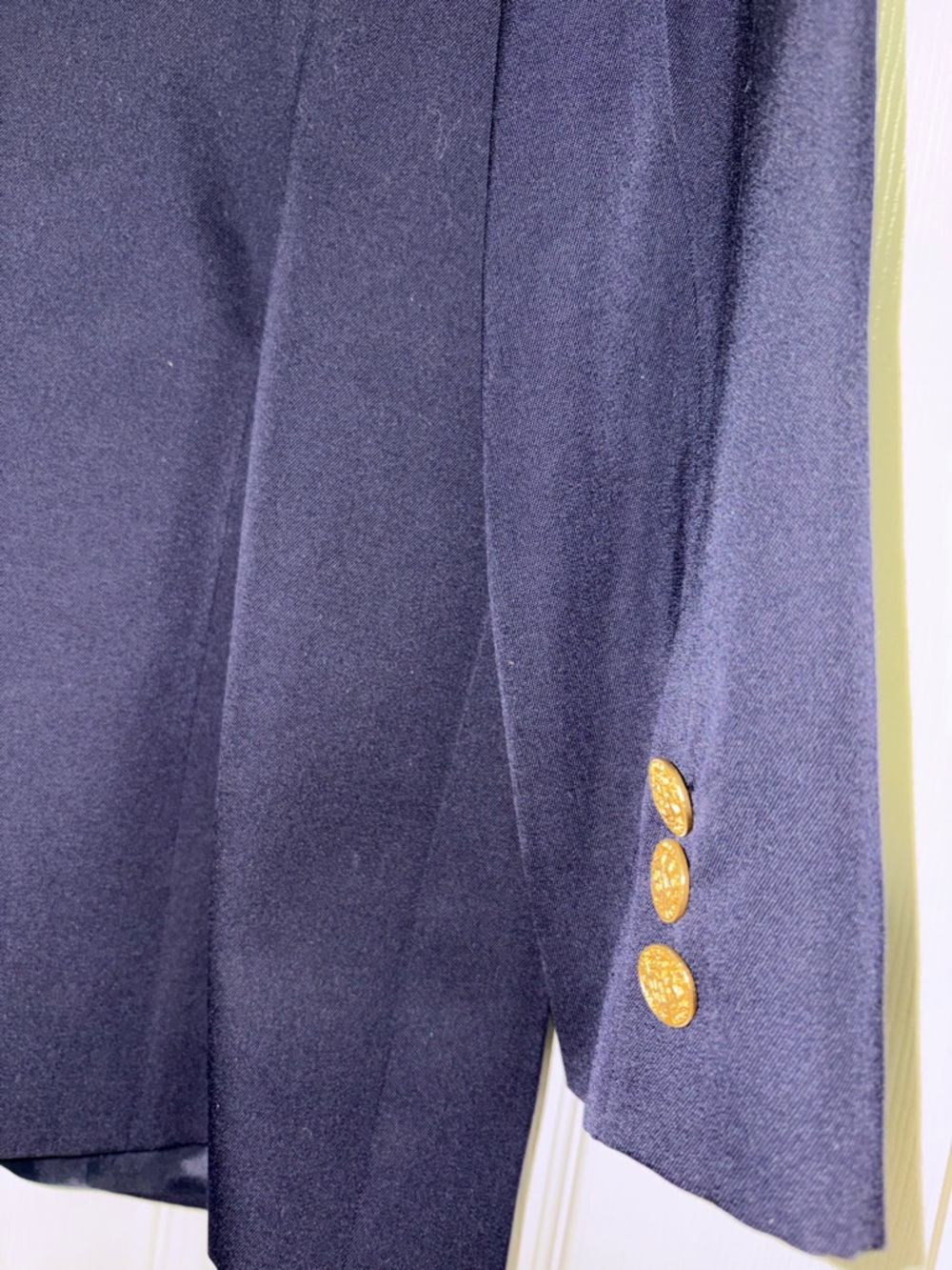 Ellen Tracy Navy Blazer with Gold Crest. 80s VINTAGE w/ 2 extra buttons - Picture 6 of 13